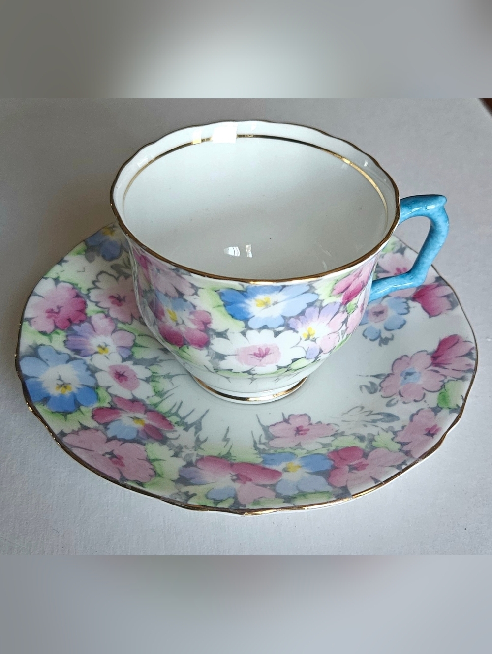 Vintage fine bone china tea cup & saucer. 1930's possibly. Very good condition.